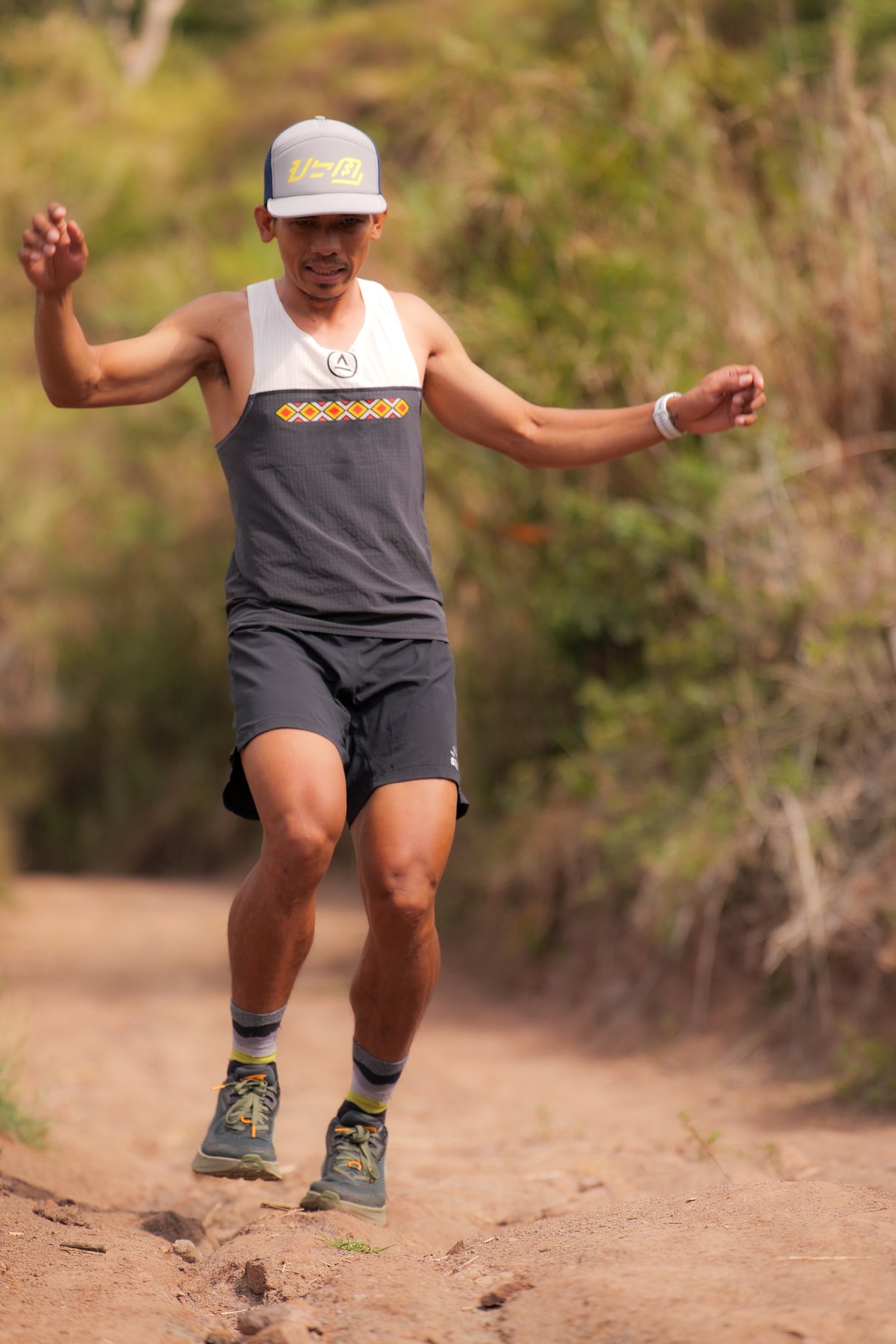Lakan Super Light Singlet (charcoal/cream) - unisex