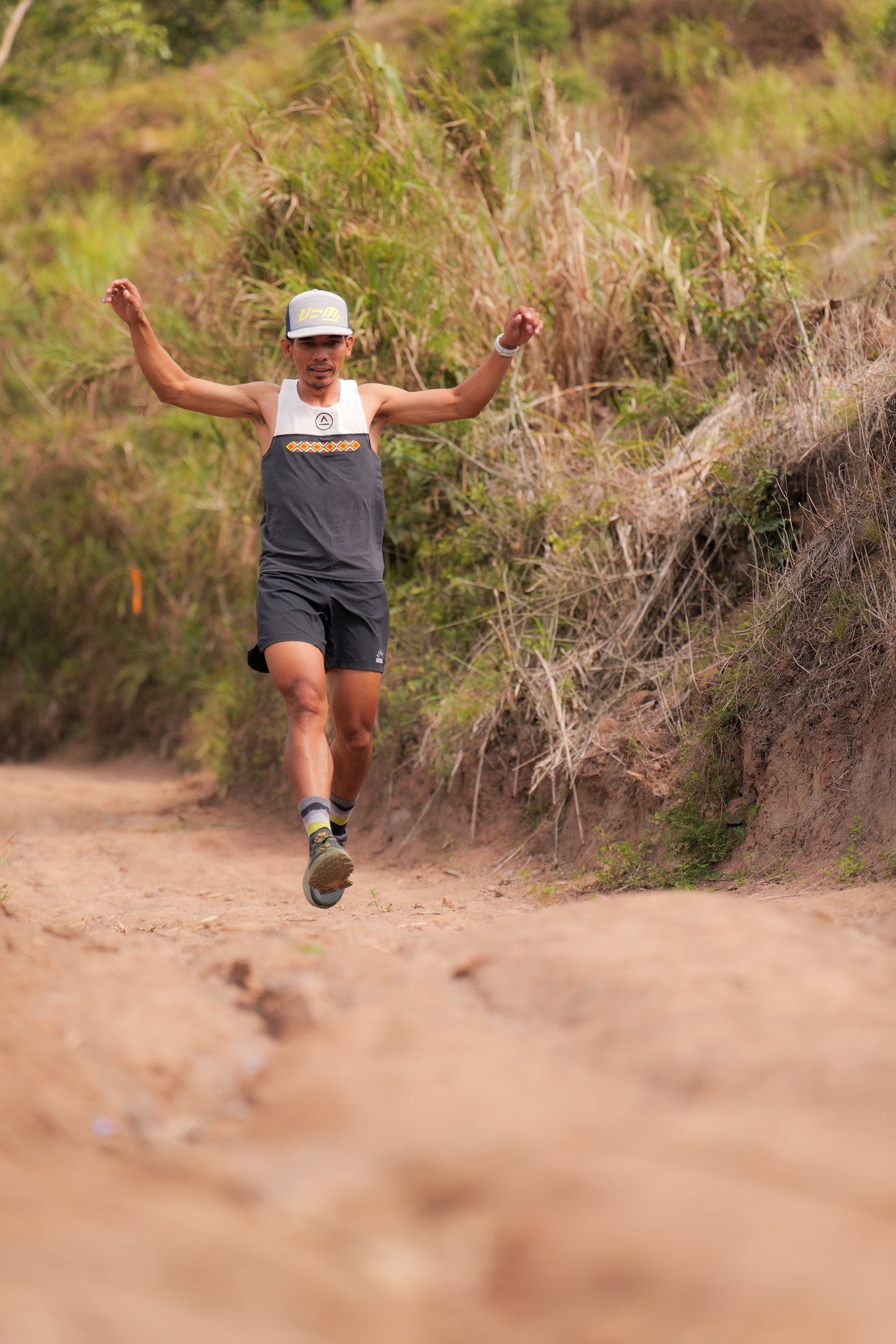 Lakan Super Light Singlet (charcoal/cream) - unisex