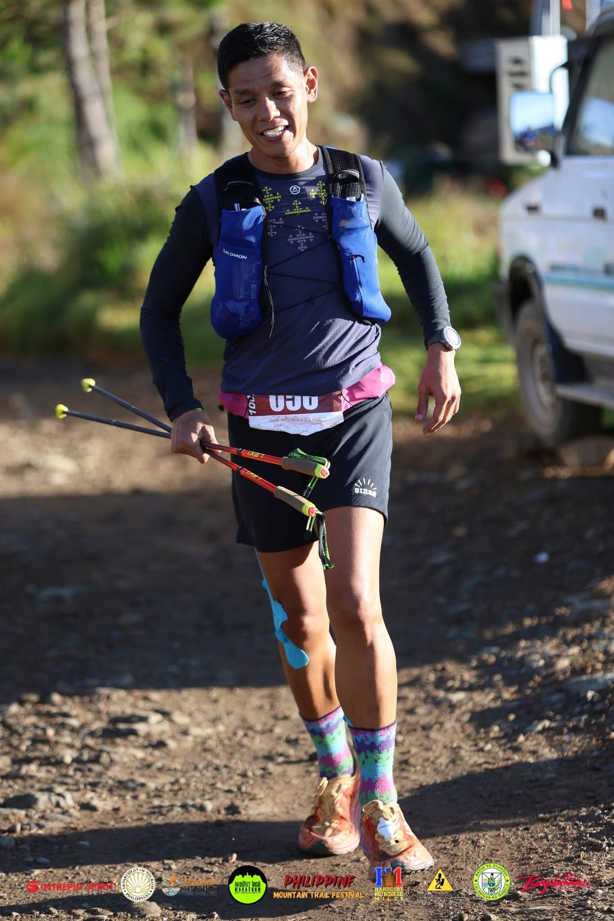 Trail runner wearing Apo Super Light LS Shirt in H1 ultra