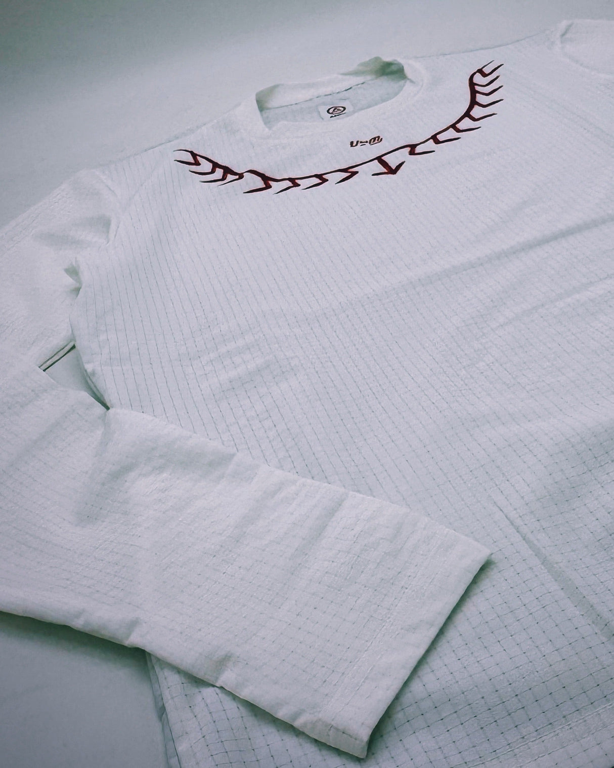 Detailed shot of Ahon Koling White long sleeve trail shirt