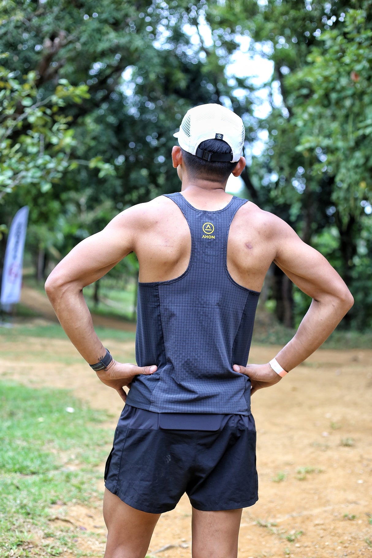 Back design of Koling Super Light Singlet with gray panel for airflow and movement