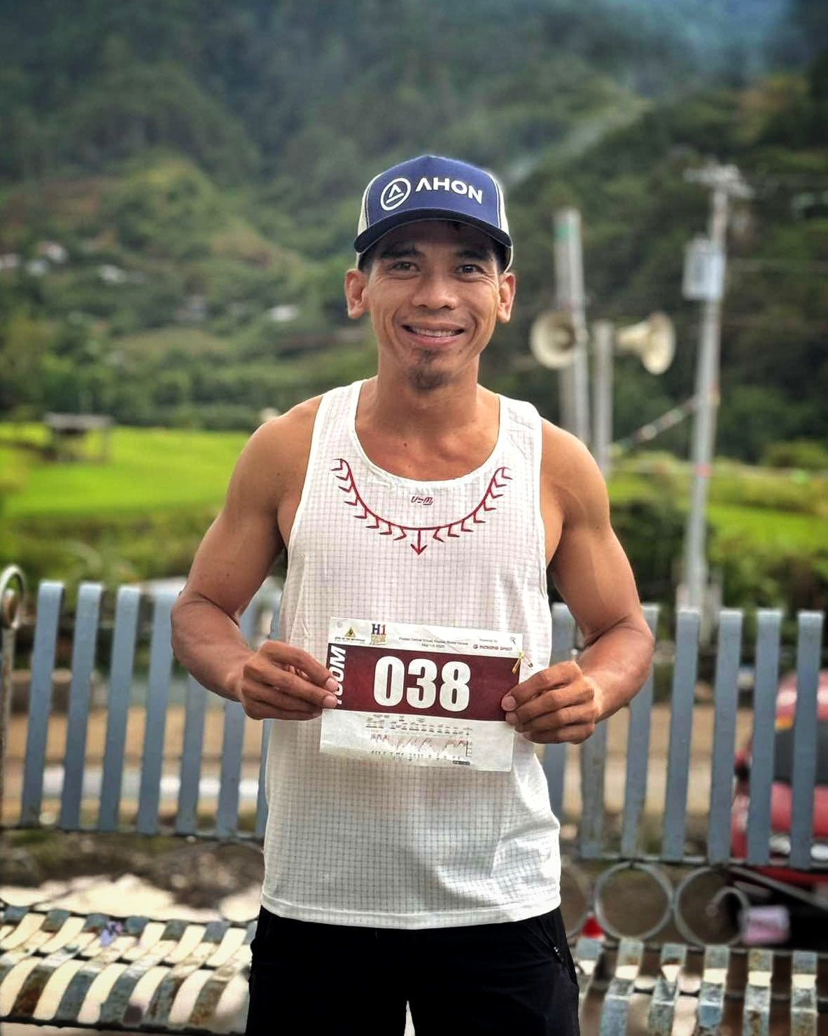 Front view of Koling Singlet White/Navy with breathable fabric and trail print