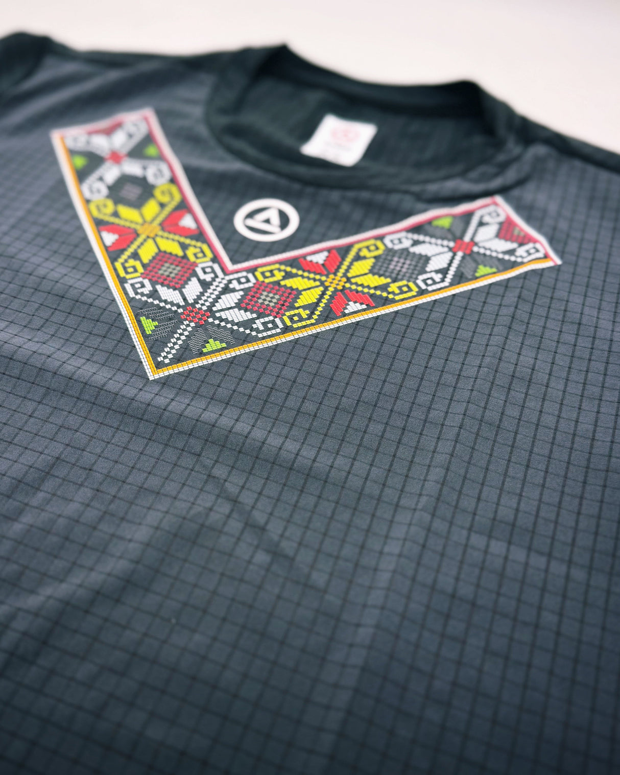 Close-up of chest design or shirt texture highlighting breathable Super Light fabric in black/gray colorway