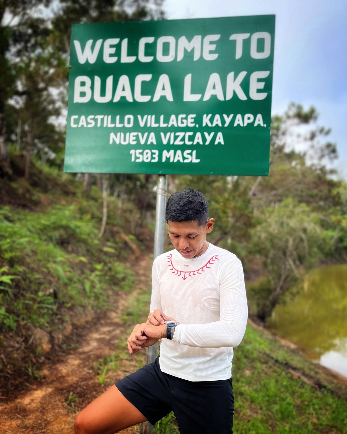 Male Trail runner wearing Koling Super Light LS Shirt in white at Buaca Lake
