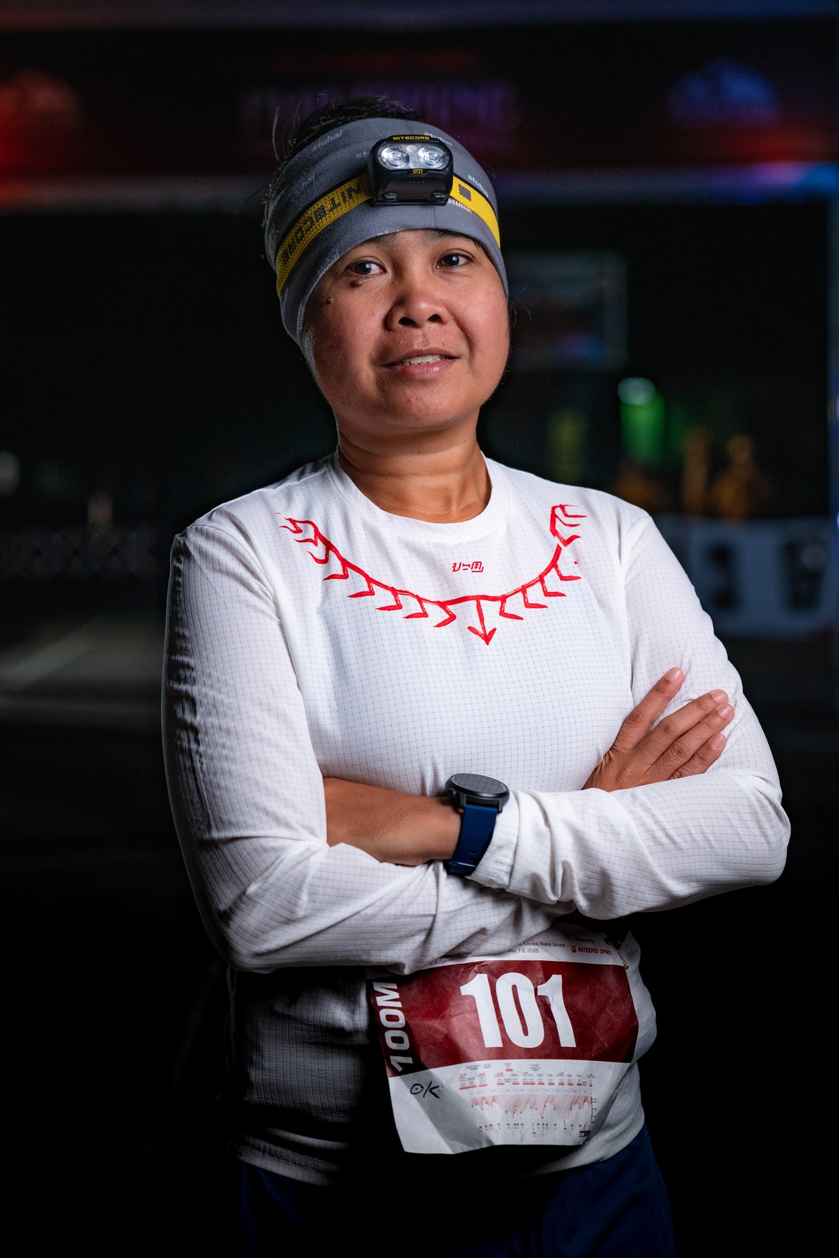 female trail runner wearing Koling Super Light LS Shirt in white pre- race
