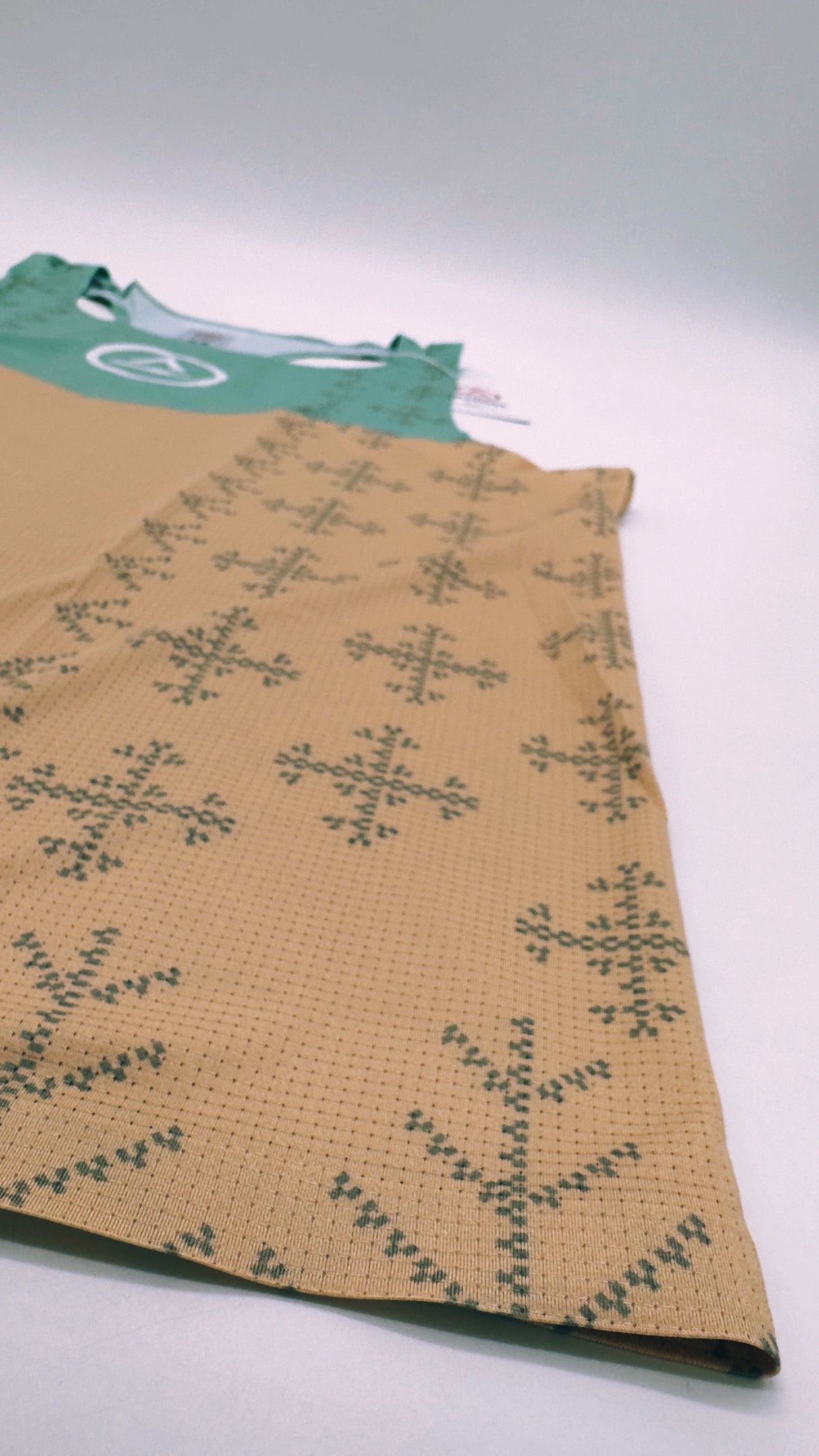 Ahon trail singlet flatlay in Colorway 3
