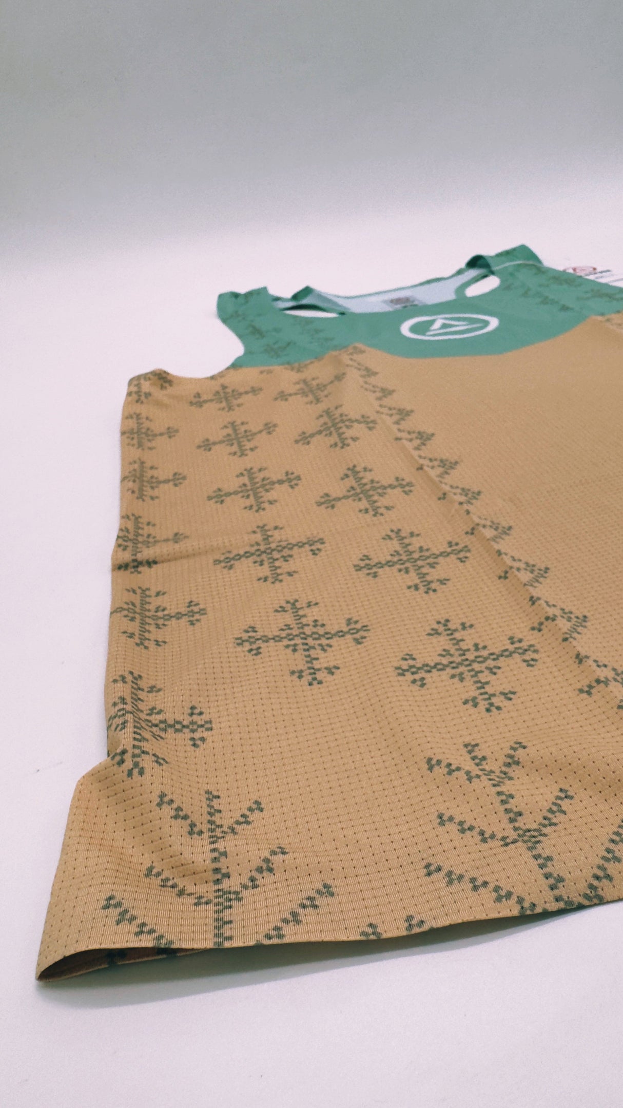 Ahon trail singlet flatlay in Colorway 3